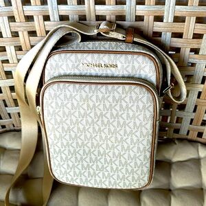 MICHAEL KORS Jet Set Travel Medium Logo Crossbody Bag Purse Used mildly